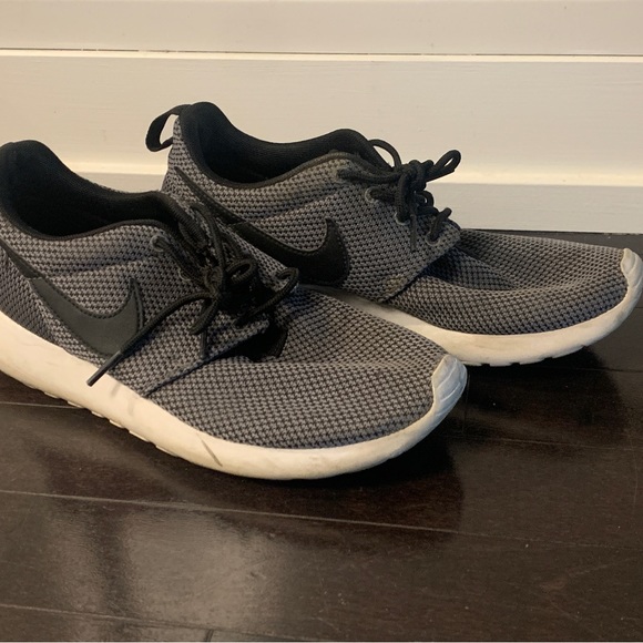 Nike Flyknit Roshe - Picture 3 of 5